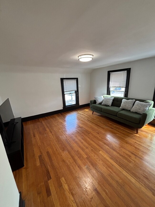 living room - 302 W Washington St Unit 2