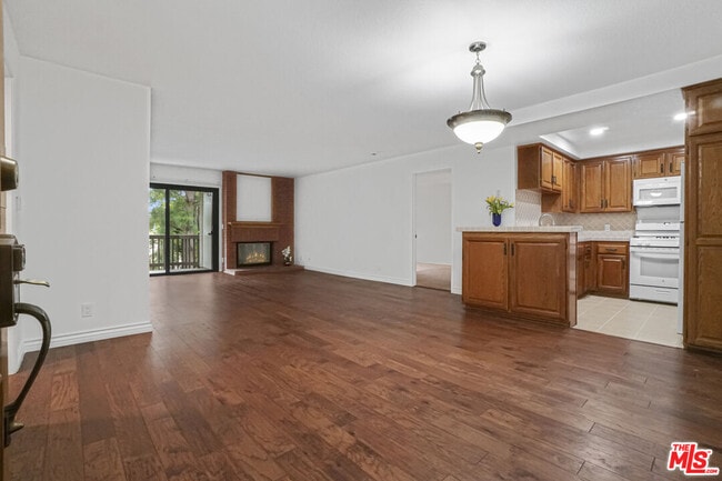 Building Photo - 8512 Tuscany Ave Unit 302