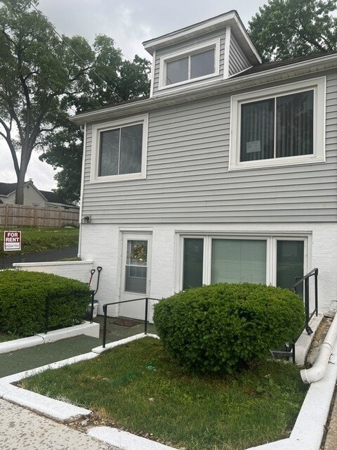 Building Photo - 13 W Grand Ave Unit Upper