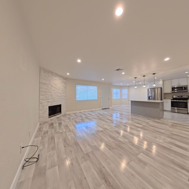 Building Photo - Modern style 2 Bed 2 bath Condo 1st Floor at The Lakes!