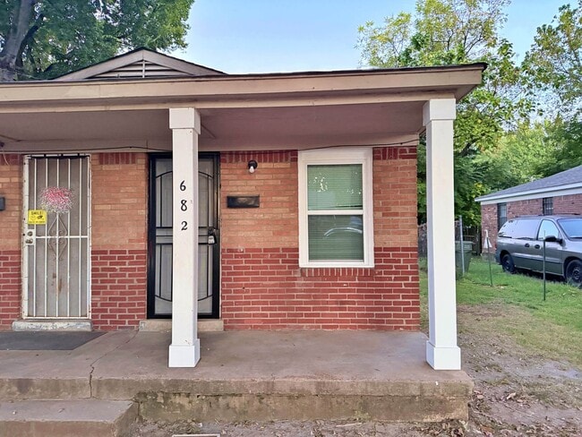 Building Photo - Recently renovated 1 Bedroom Duplex Ready ...