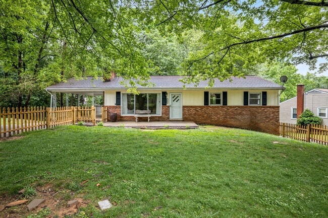 Photo - Royal Pines Gem with Private Fenced Yard