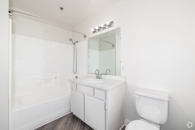 4BR, 2BA - 1,300SF - Bathroom