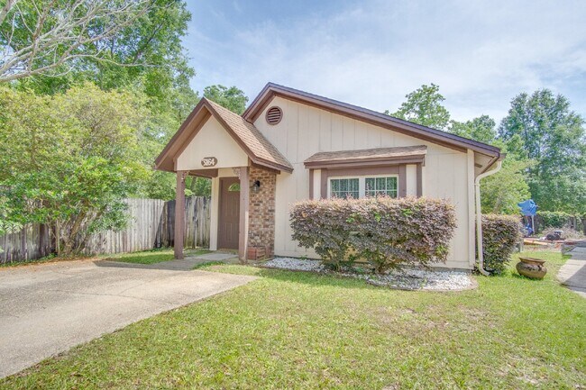 Photo - North Pensacola 3BR/2BA Home Near UWF Featuring Vaulted Ceilings & Privacy-Fenced Backyard
