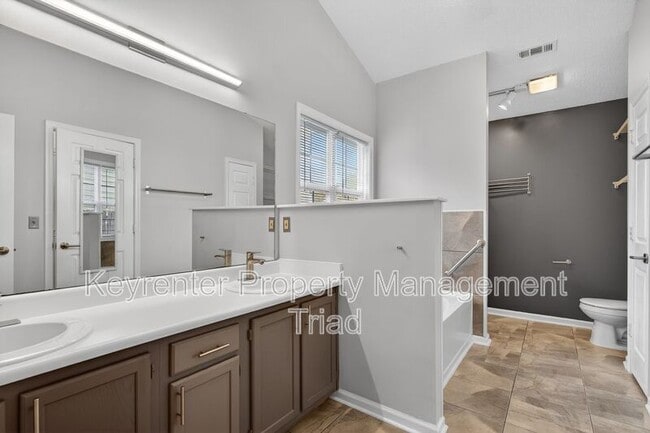 Photo - 10 Manor Ridge Ct