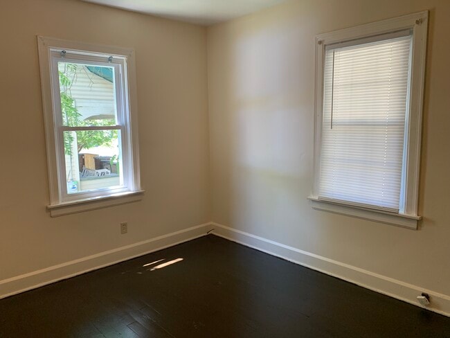 Photo - 1924 Maple Ave NE