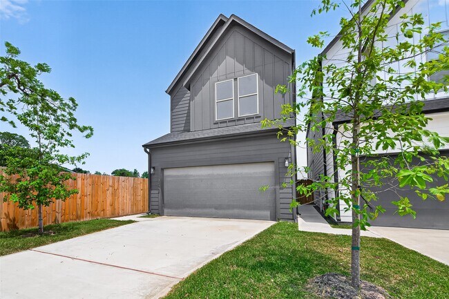 Photo - 7422 Maxroy St