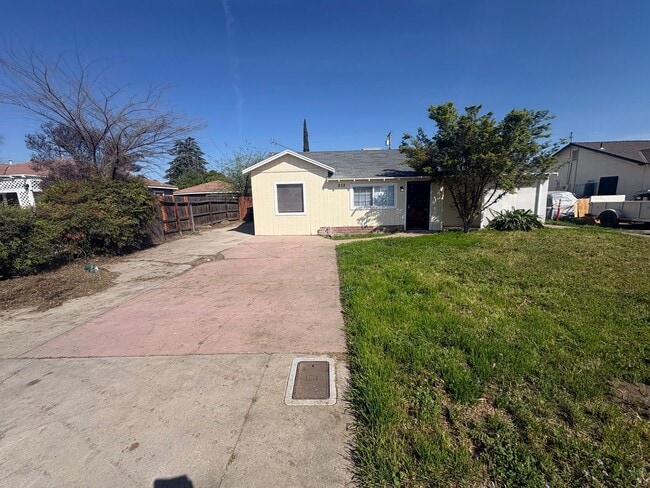 Building Photo - 3 Bedroom 1 Bath S Visalia available now