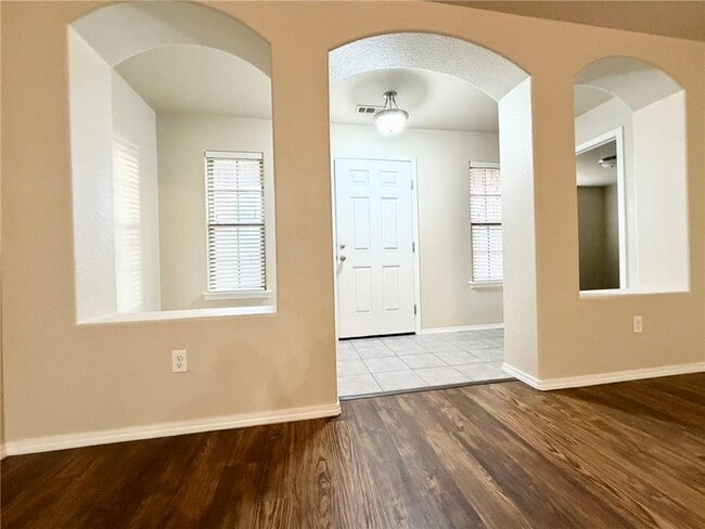 Photo - 610 Saddlehorn Dr