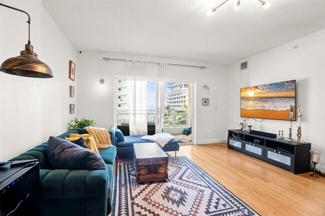 Building Photo - 471 NE 25th St Unit 503