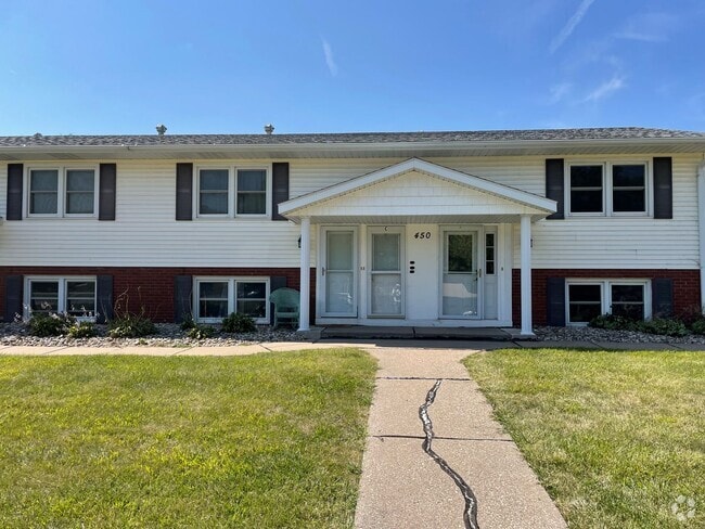 Building Photo - 2 Bedroom, 1 Bath Townhouse in LeClaire, IA