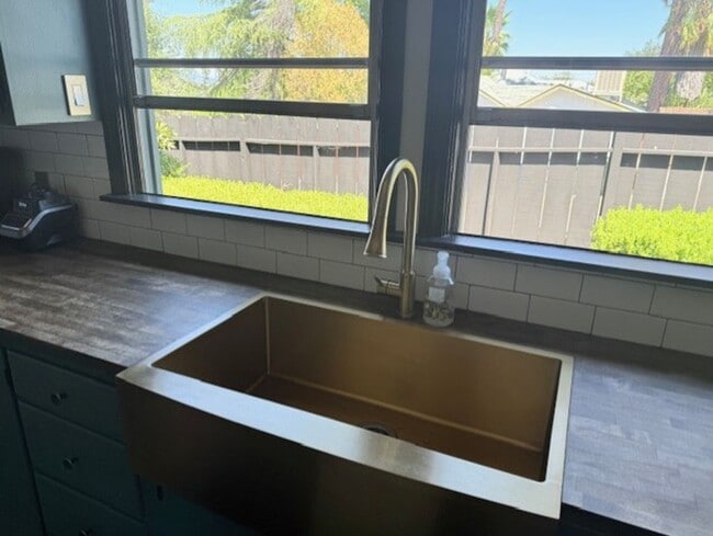 Photo - Furnished 3 Bedroom Downtown Home On Corne...