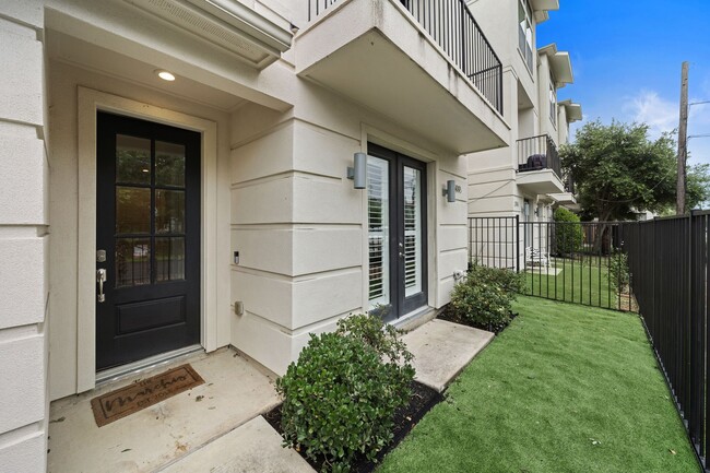 Building Photo - 2509 Garrow St Unit B