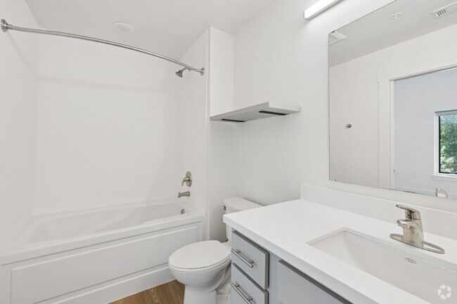 Grand Canyon 2BR, 2BA - 976SF - Second Bathroom