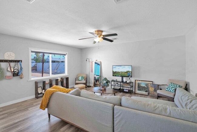 Photo - 1635 E Oak St Unit 3