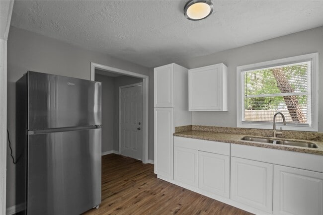 Photo - 5931 Southville St