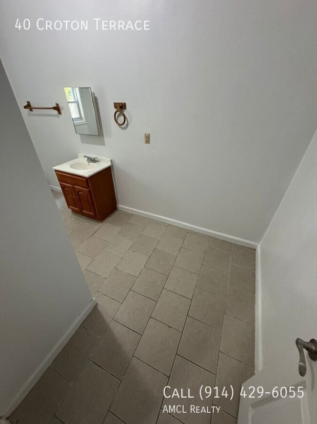 Building Photo - 40 Croton Terrace Rental
