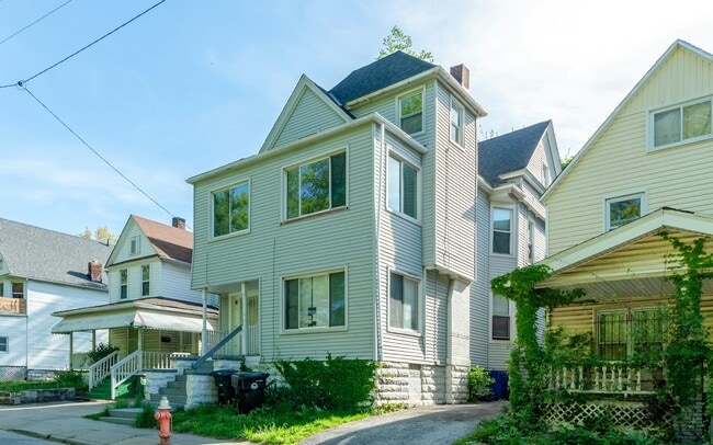 Photo - 1261 E 99th St
