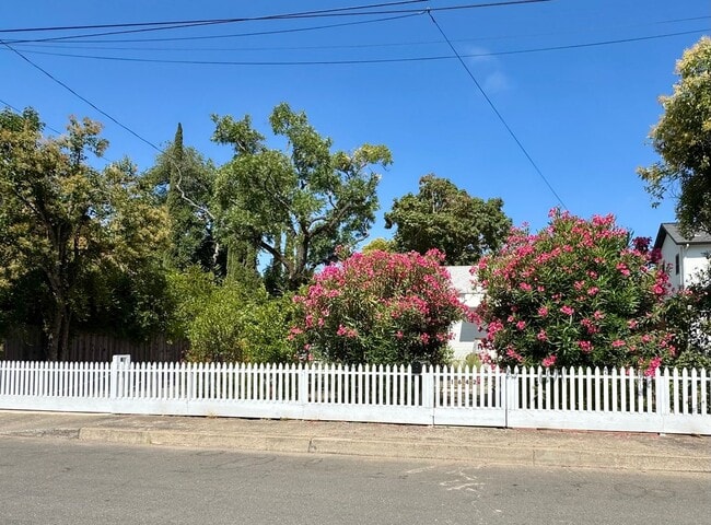 Photo - Available For 4+ Months!* Rare Find Furnis...