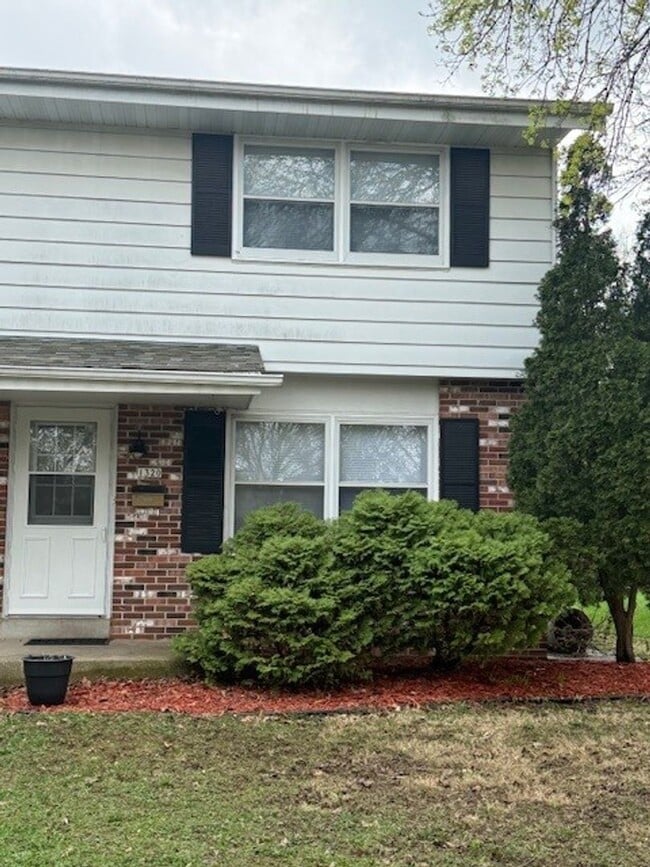 Building Photo - Updated 3 Bedroom - 1.5 Bath Duplex in Lake Geneva