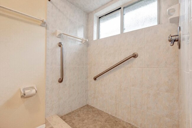 Building Photo - 17 Wishbonebush Rd