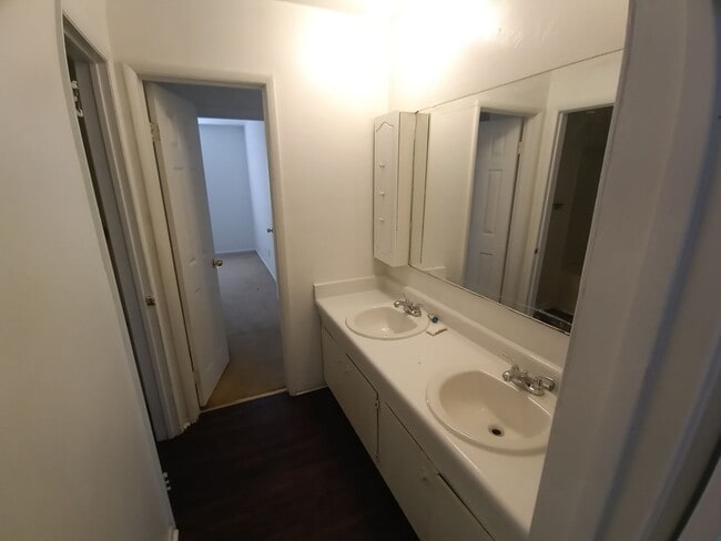 5839 E Hastings Arch