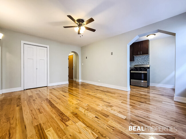 Photo - 435 W Roscoe St Apartments Unit 3A