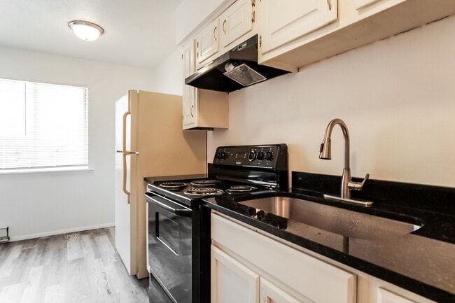 Photo - 33rd W Ave Apartments Unit A4