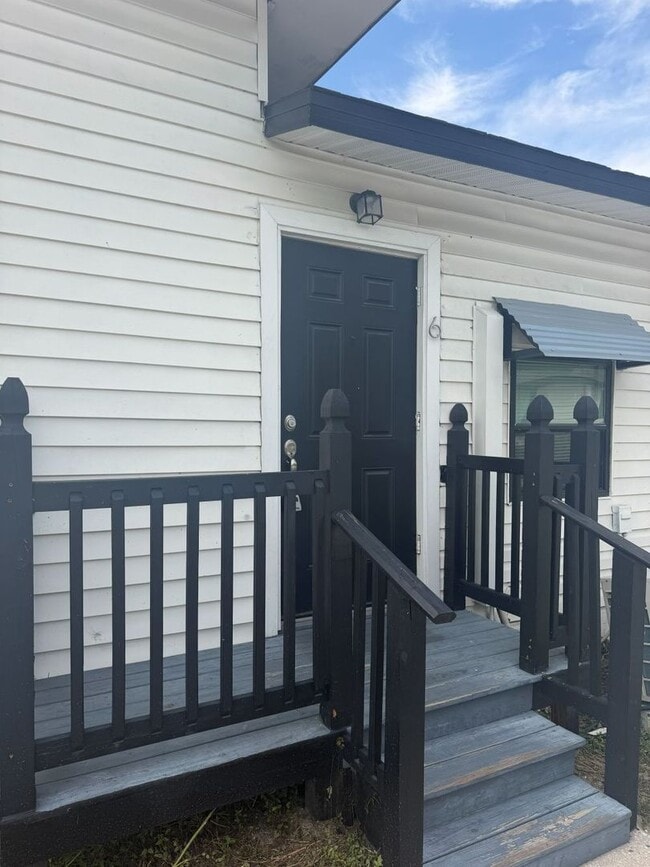 Building Photo - ***Cozy 1 Bedroom Apartment in Eagle Lake Unit 11-19 W Eagle Ave 6