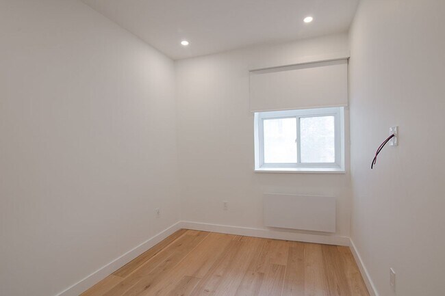 Photo - 4880 Queen Mary Road Unité 004B