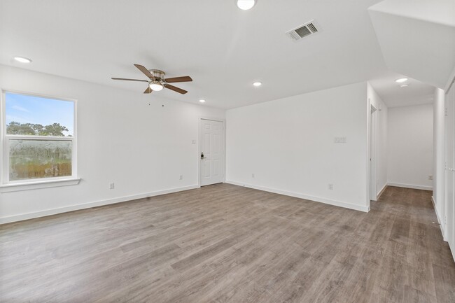 Photo - 8711 Southwark St