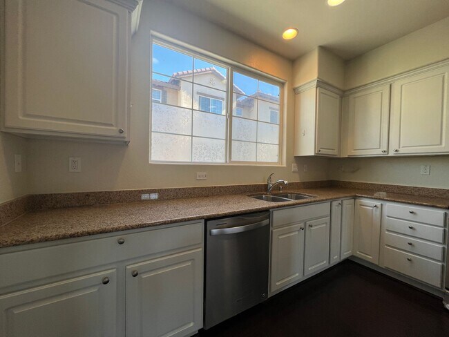 Photo - Gorgeous Tri-Level 3 bedroom 3.5 bath Town...