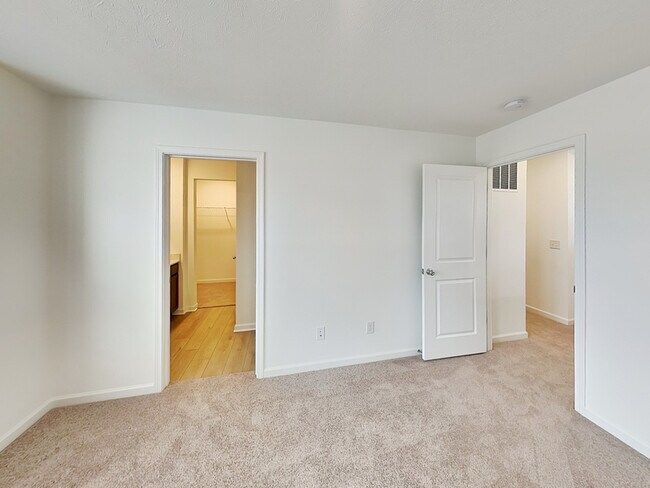 Photo - 8662 Hollander Dr