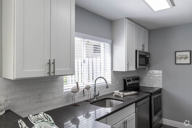 2 BR, 1.5 BA - 914SF