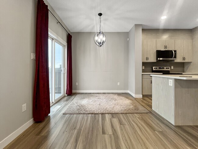 Photo - 7552 Creighton Pl SW