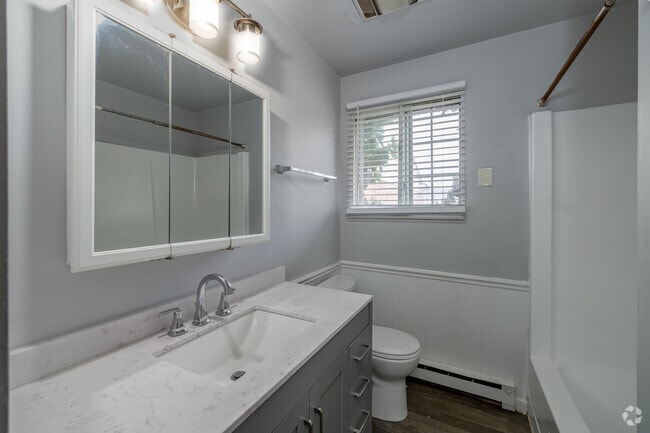 2BR, 1BA - 900SF - Bathroom