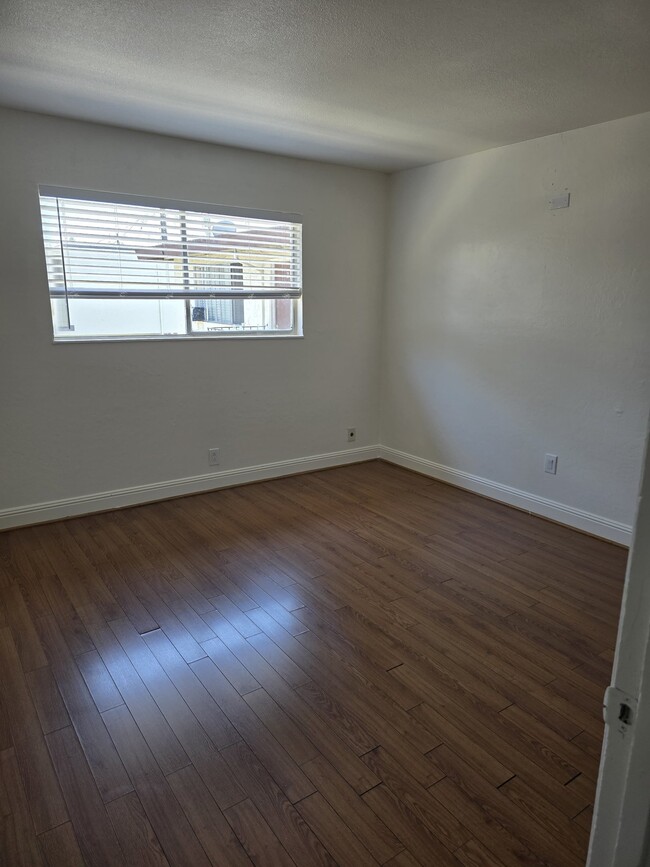 Photo - 947 Tamarack Ln