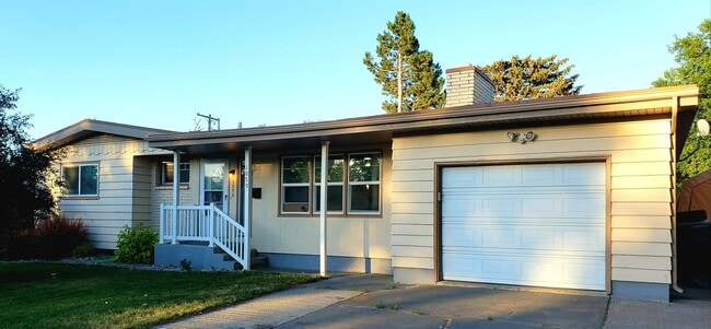 Building Photo - 1079 S Woodruff Ave Unit 1 Rental