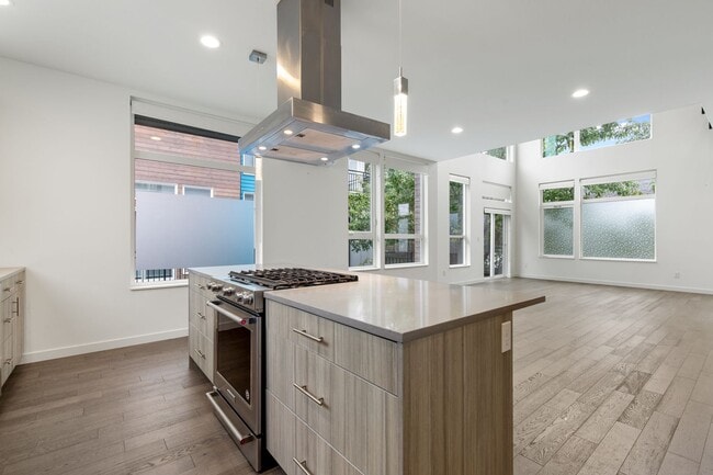 Photo - Gorgeous 3 Bd/2.5 Ba Seattle Townhouse