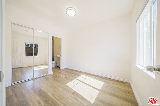 Photo - 5347 Fountain Ave