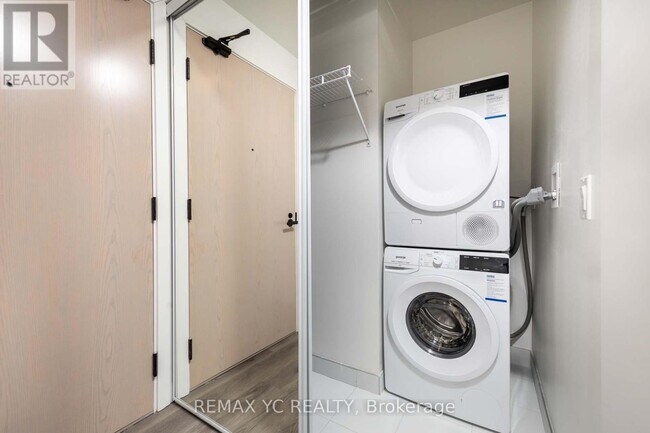 Photo - 28 Interchange Wy Unité 3910