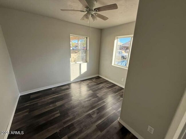 Photo - 806 E 7th St