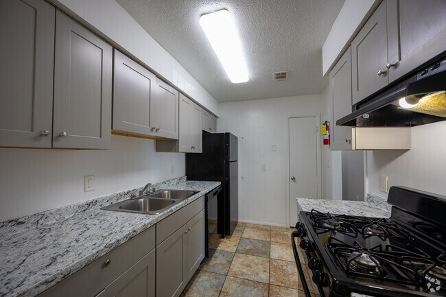 1BR, 1BA - 950SF - Kitchen - Peppertree Apartments