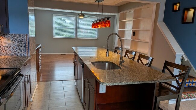 Lots of light, lots of space - 2854 S Meade St