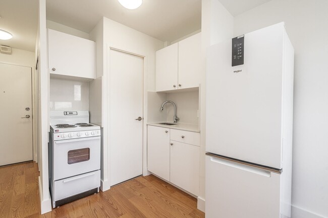 Building Photo - 730 St Clarens Ave Unit 716