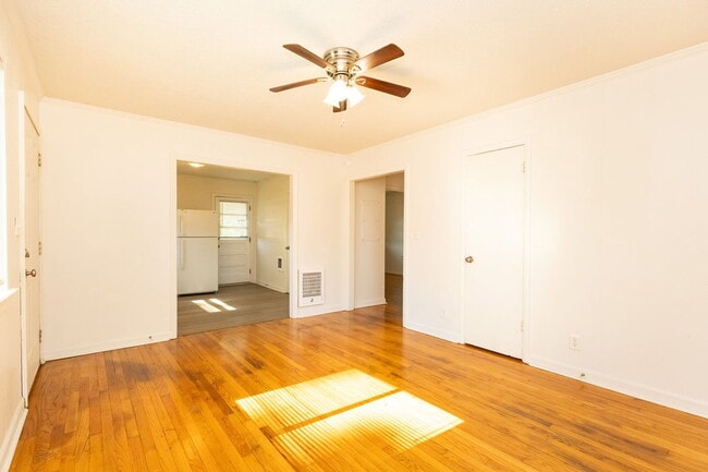 100 James St Unidad B