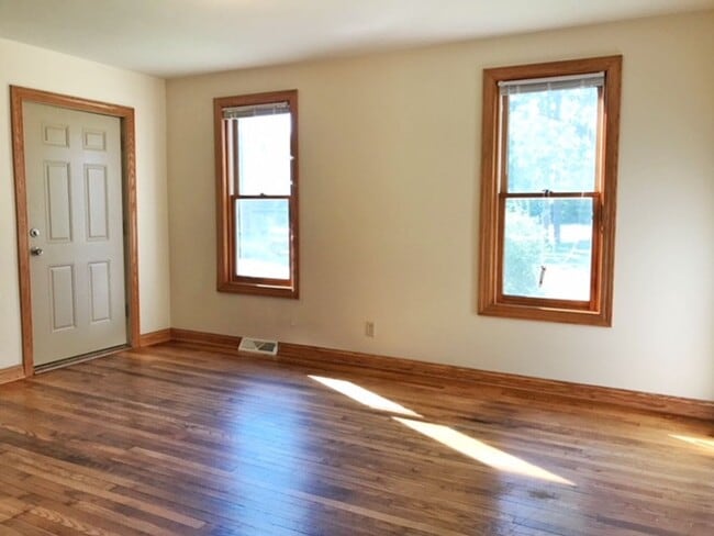 Photo - 2 Bedroom, 1.5 Bath Farm HOUSE, LARGE Yard, 2.5 Car Garage! UPDATES!