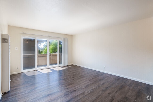 1BR, 1BA - 625SF - Living Room