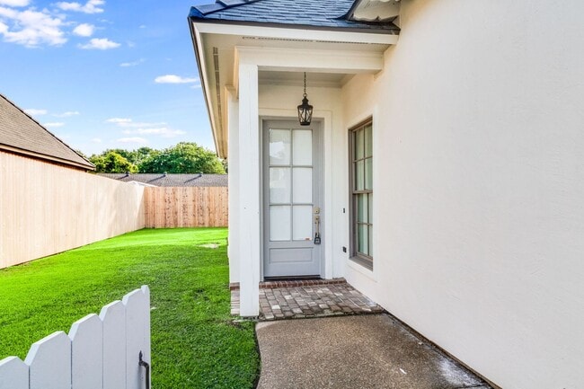 Photo - Beautifully Renovated 4-Bedroom Home in Stonehaven on the River