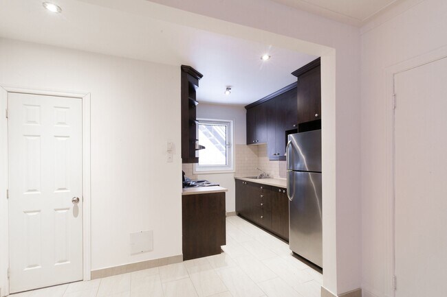 Building Photo - 5552 Snowdon Street Unit 5